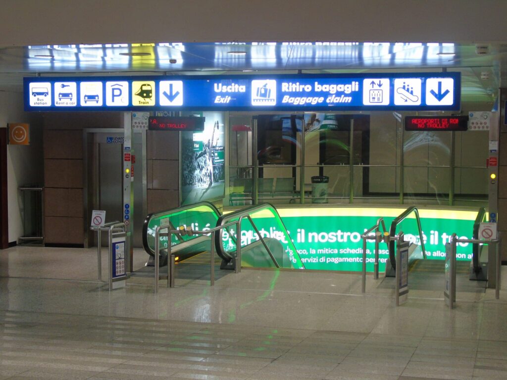 Fiumicino_airport_leonardo_express_signs